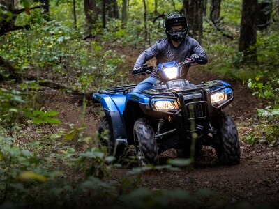 A rider on a Honda ATV/Un cavalier sur un Honda VTT