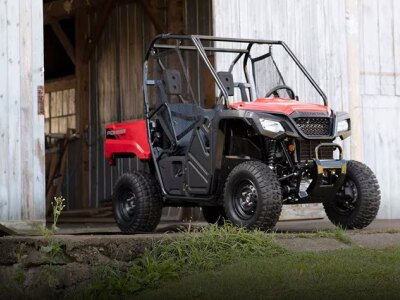 A parked SxS outside of a garage/Un SXS garé à l'extérieur d'un garage