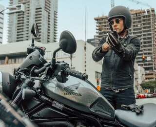 A rider taking off his gloves/Un cavalier enlevant ses gants