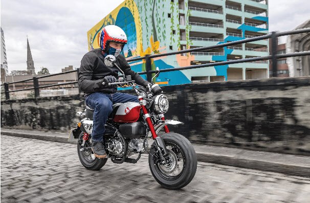 Un cavalier sur une moto Honda