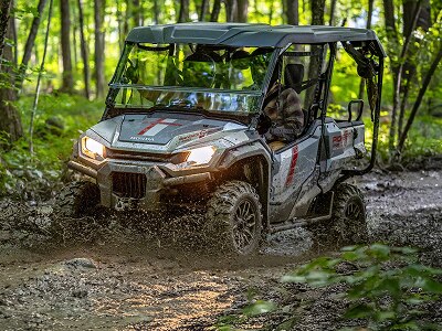 Un cavalier sur un Honda VTT